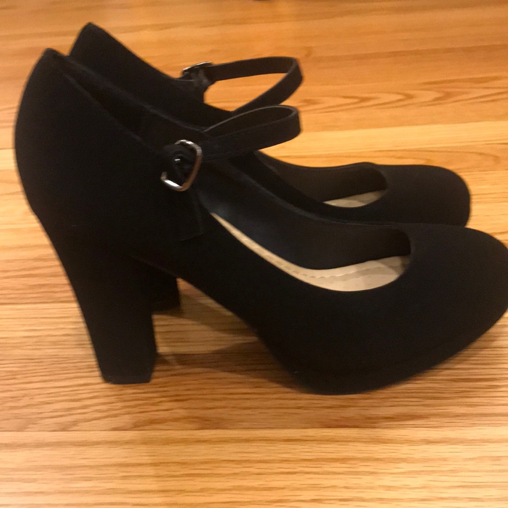 Never before worn black pumps